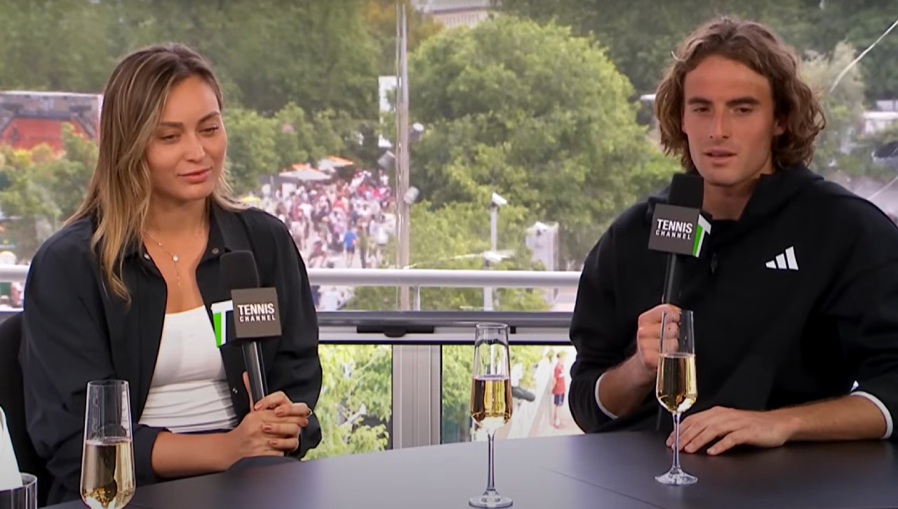 Tsitsipas junto a Paula Badosa: «Antes de mi primera final de Grand Slam ante Djokovic, sentí una energía extraña, luego me dijeron que mi abuela había muerto 15 minutos antes» 1 Paula Badosa y Stefanos Tsitsipas (Foto: Tennis Channel)