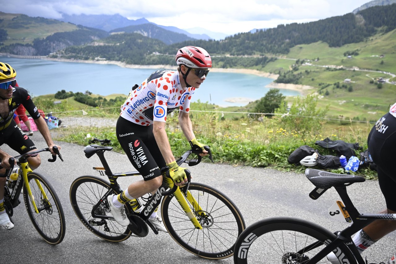 Cintas TDK, resacones y Arturo Pérez-Reverte «enfadao»: Tadej Pogačar reina en el Tour de Francia 2 Jonas Vingegaard (Foto: Cordon Press)