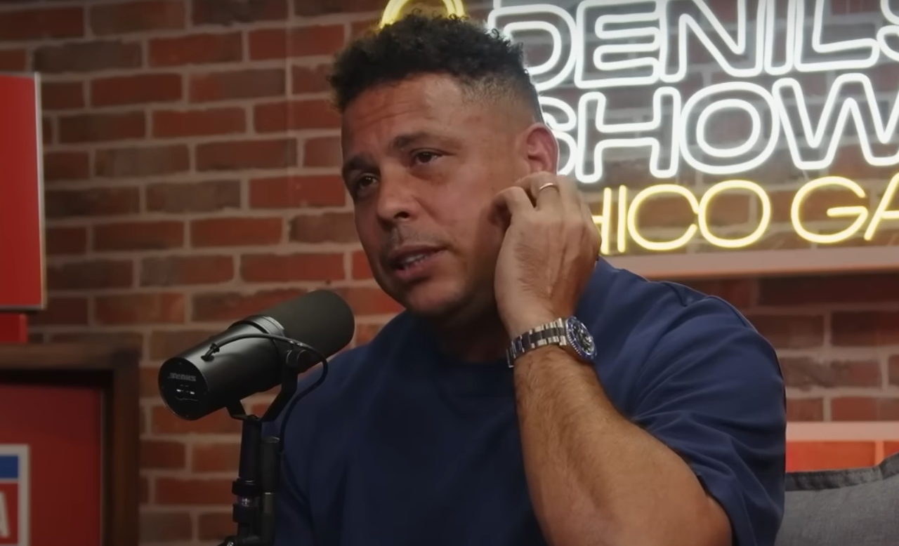 Ronaldo Nazario: «El Barça históricamente tiene un problema con las estrellas, todo el mundo sale mal de ahí, hasta Messi… y Romario, Rivaldo, Ronaldinho, Neymar, Suárez» 1 Ronaldo Nazario en el podcast de Denilson (Foto: Denílson Show)