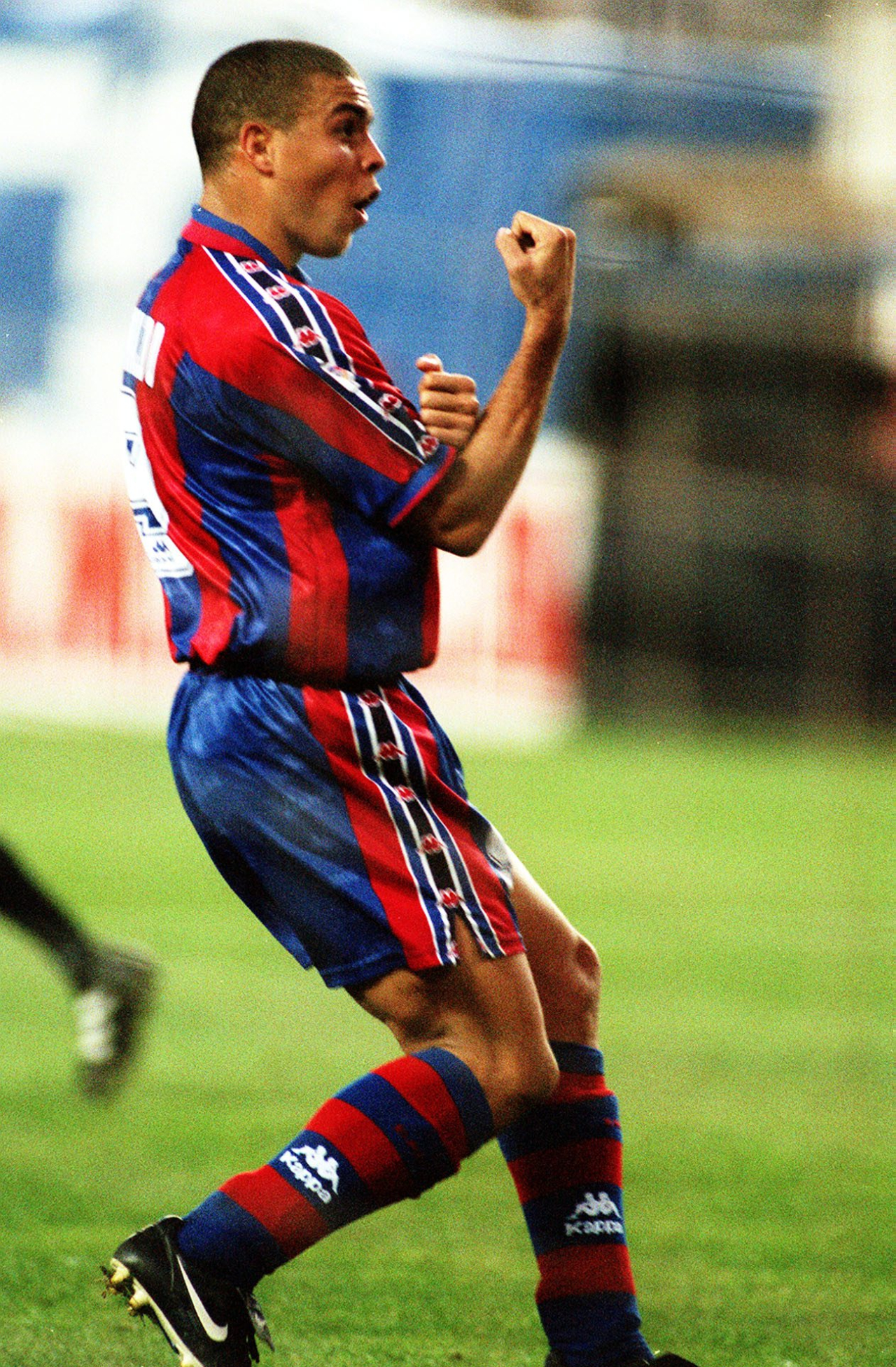 Ronaldo Nazario: «El Barça históricamente tiene un problema con las estrellas, todo el mundo sale mal de ahí, hasta Messi… y Romario, Rivaldo, Ronaldinho, Neymar, Suárez» 2 Ronaldo en el Vicente Calderon en 1997 (Foto: Cordon Press)