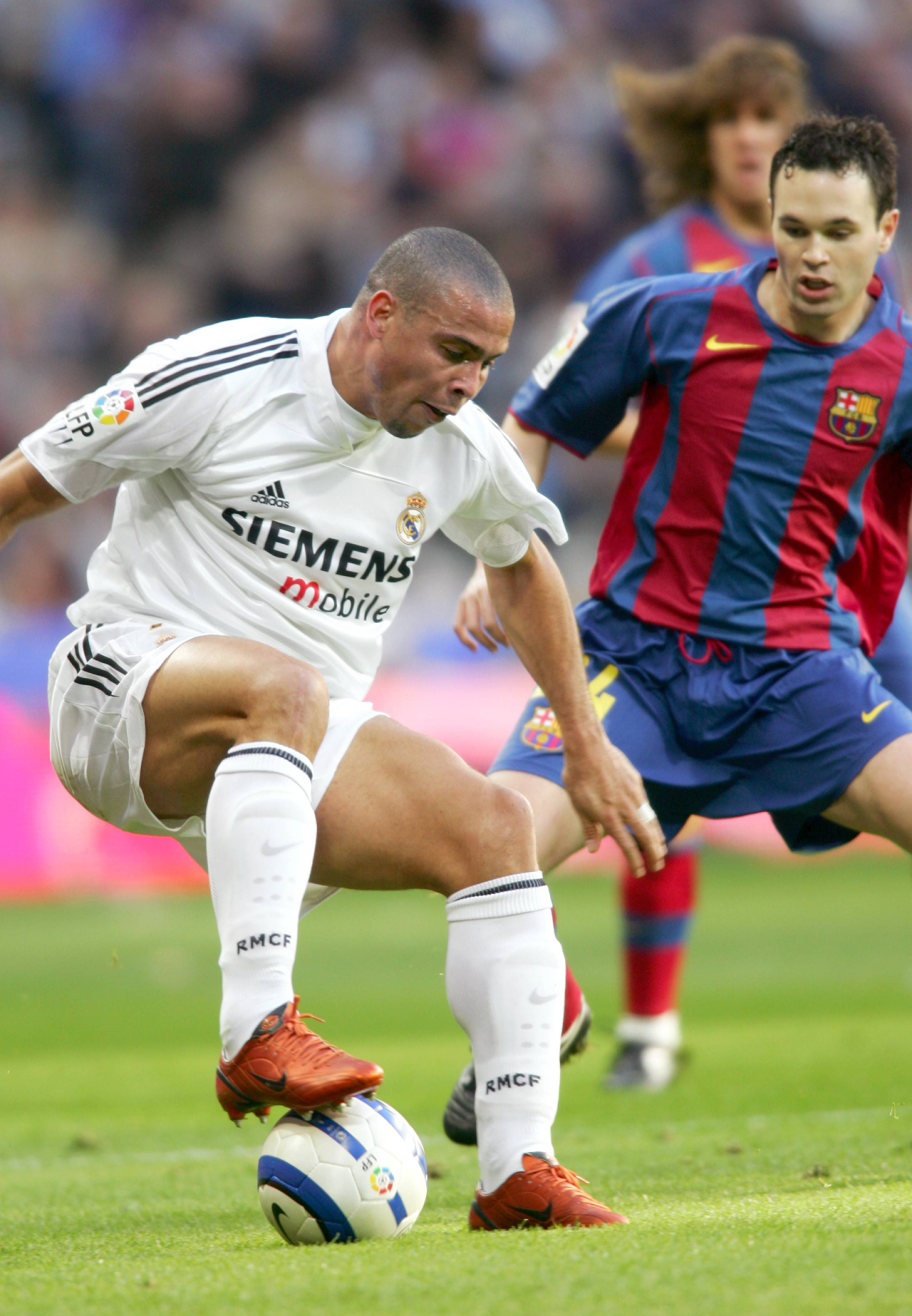 Ronaldo Nazario: «El Barça históricamente tiene un problema con las estrellas, todo el mundo sale mal de ahí, hasta Messi… y Romario, Rivaldo, Ronaldinho, Neymar, Suárez» 3 Ronaldo ante Iniesta en 2005 (Foto: Cordon Press)