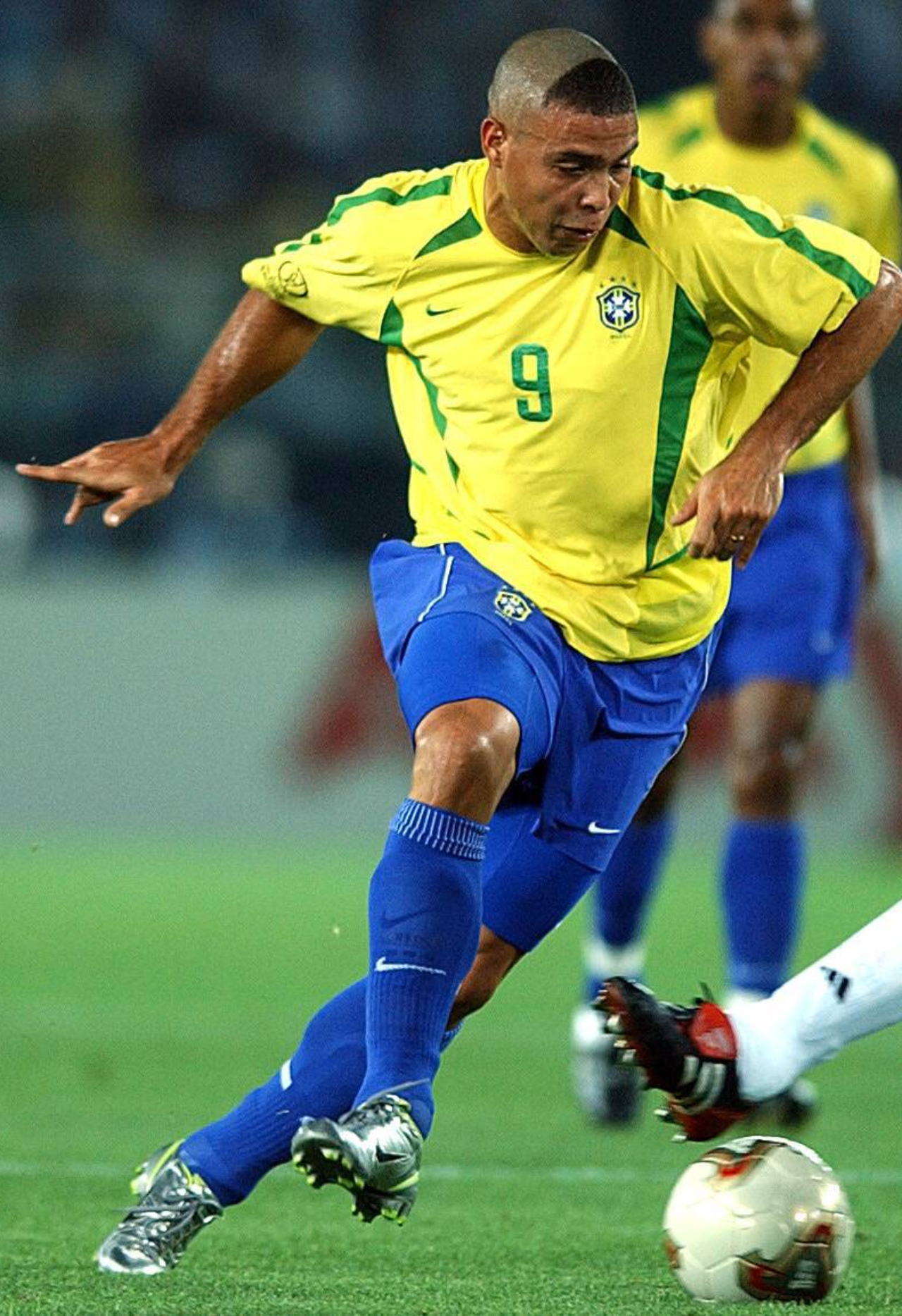 Ronaldo Nazario: «El Barça históricamente tiene un problema con las estrellas, todo el mundo sale mal de ahí, hasta Messi… y Romario, Rivaldo, Ronaldinho, Neymar, Suárez» 4 Ronaldo en 2002, con su corte de pelo y sus cicatrices en la rodilla (Foto: Cordon Press)