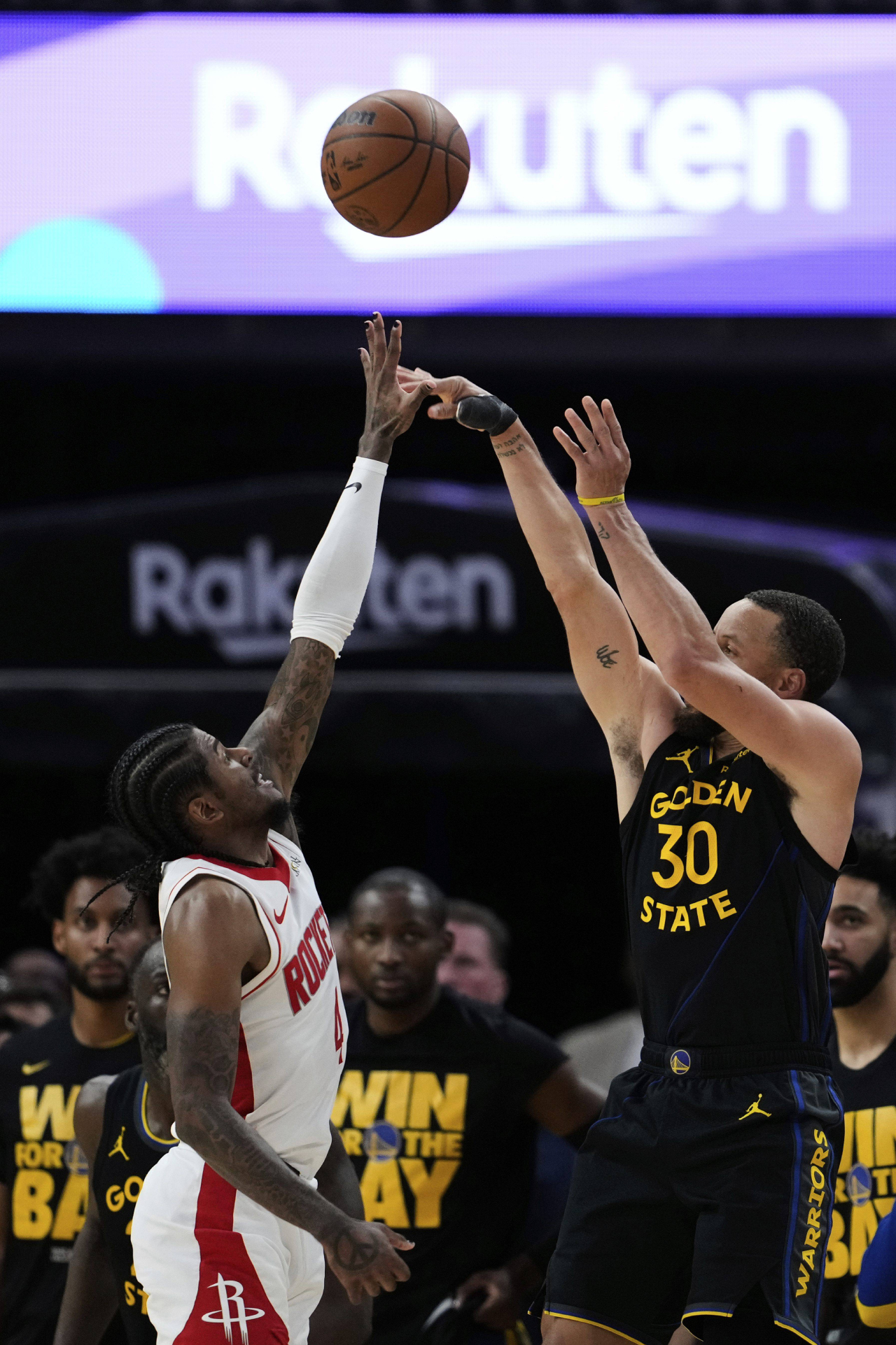 Stephen Curry: «Me han dicho que he arruinado el baloncesto juvenil, todos tiran de 10 metros, pero yo invertí muchas horas en mi tiro» 3 Stephen Curry (Foto: Cordon Press)