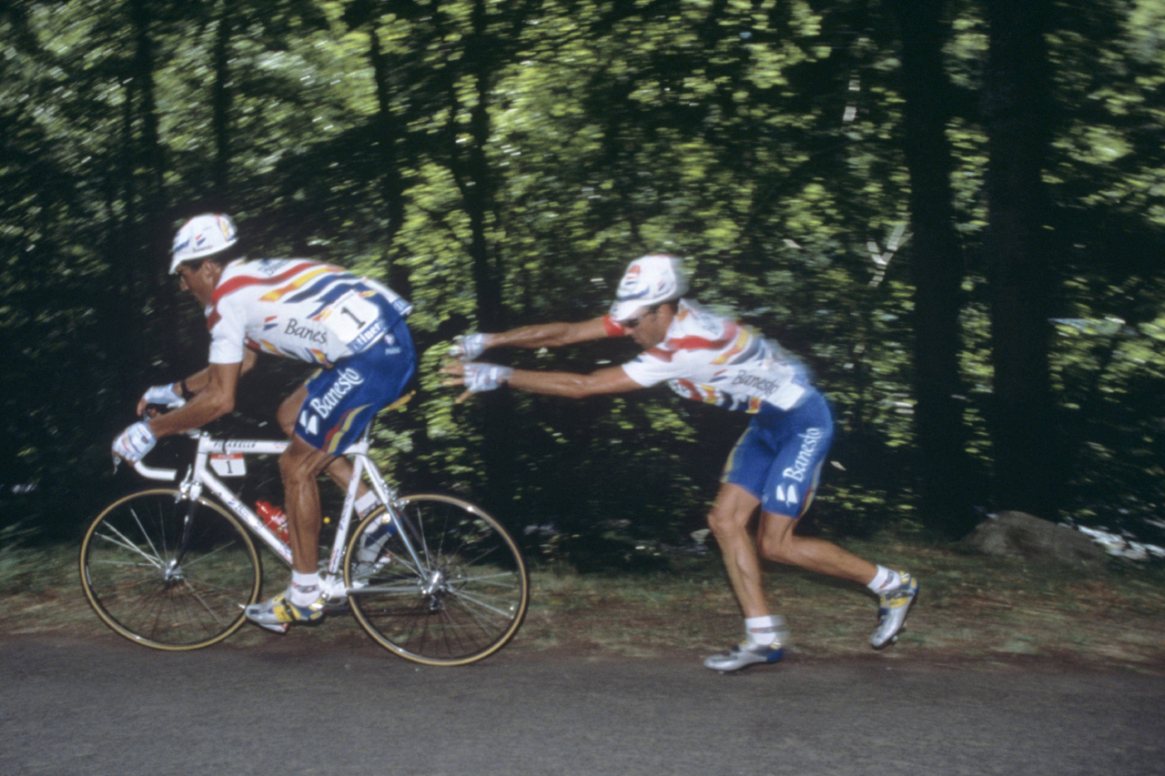 La pájara más angustiosa de toda la historia del ciclismo 1 Miguel Indurain y Ramón González Arrieta (Foto: Cordon Press)