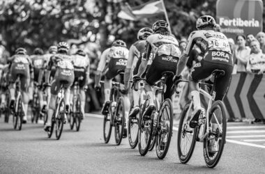 La Vuelta a España 2025 a su paso por Zaragoza. Foto Cordon Press.