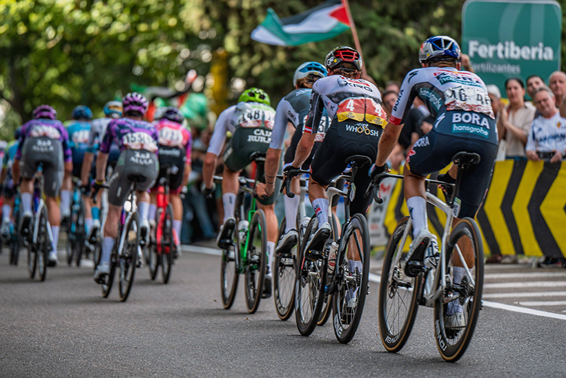 Bostezos, Zack Snyder y Massiel en Año Nuevo: Vingegaard conquista la Vuelta a España 1 La Vuelta a España 2025 a su paso por Zaragoza. Foto Cordon Press.