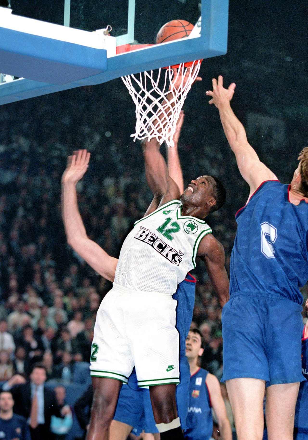 Dominique Wilkins: «Larry Bird me dijo al debutar: 'me gustas, te voy a meter 30 puntos por el cu…' Y fueron 38» 6 Dominique Wilkins (Foto: Cordon Press)