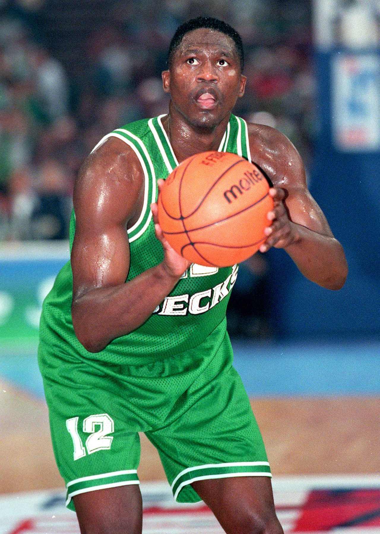 Dominique Wilkins: «Larry Bird me dijo al debutar: 'me gustas, te voy a meter 30 puntos por el cu…' Y fueron 38» 7 Dominique Wilkins (Foto: Cordon Press)