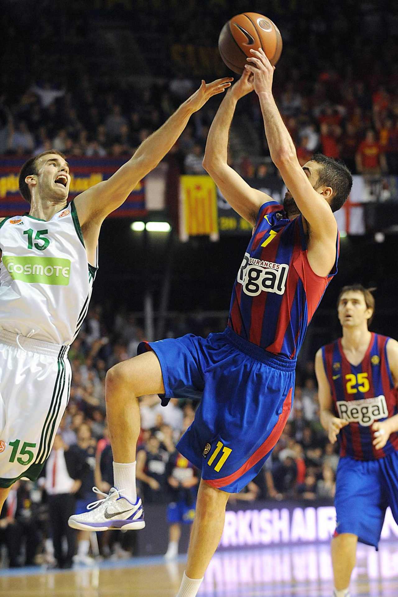 Nick Calathes: «La peor experiencia de mi carrera fue quedarme dormido en una sesión de vídeo de Obradovic, me quería matar» 2 Nick Calathes intenta taponar el tiro de Juan Carlos Navarro (Foto: Cordon Press)