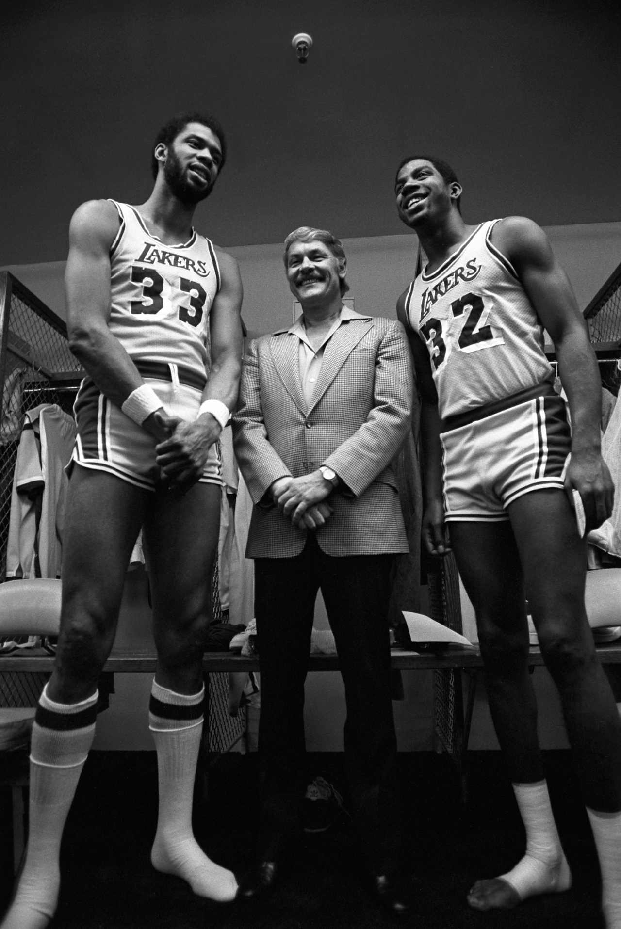 Magic Johnson: «Cuando Michael Jordan salió con las Nike Air Jordan vi que la había cagado yéndome con Converse» 4 Kareem Abdul-Jabbar, Jerry Buss y Magic Johnson (Foto: Cordon Press)