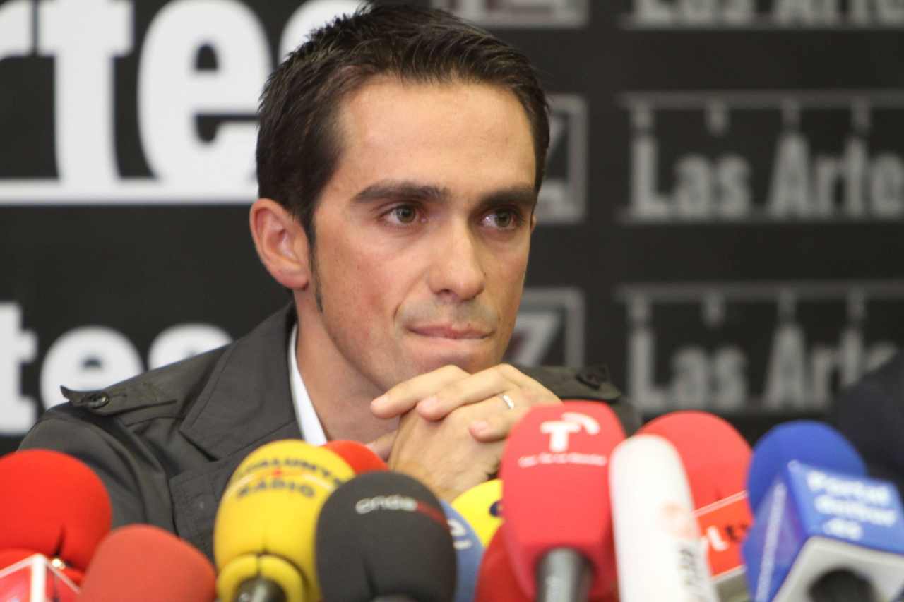 Un 36% de deportistas españoles reconoce haberse dopado en los campeonatos de España de atletismo 2 Alberto Contador en la rueda de prensa del 7 de febrero de 2012 tras conocerse su suspensión de dos años por un positivo de clembuterol con el que se habría dopado. Su caso llamó la atención por el apoyo institucional, político y mediático que recibió el infractor (Foto: Cordon Press)