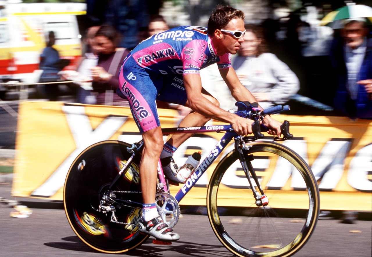 Las espantadas más ridículas de toda la historia del ciclismo 4 Las espantadas de Gilberto Simoni (Foto: Cordon Press)