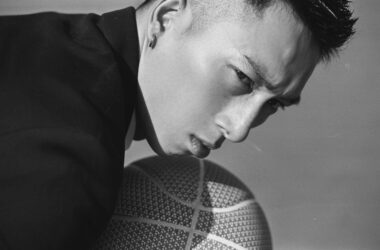 primer plano de un joven con una pelota de baloncesto