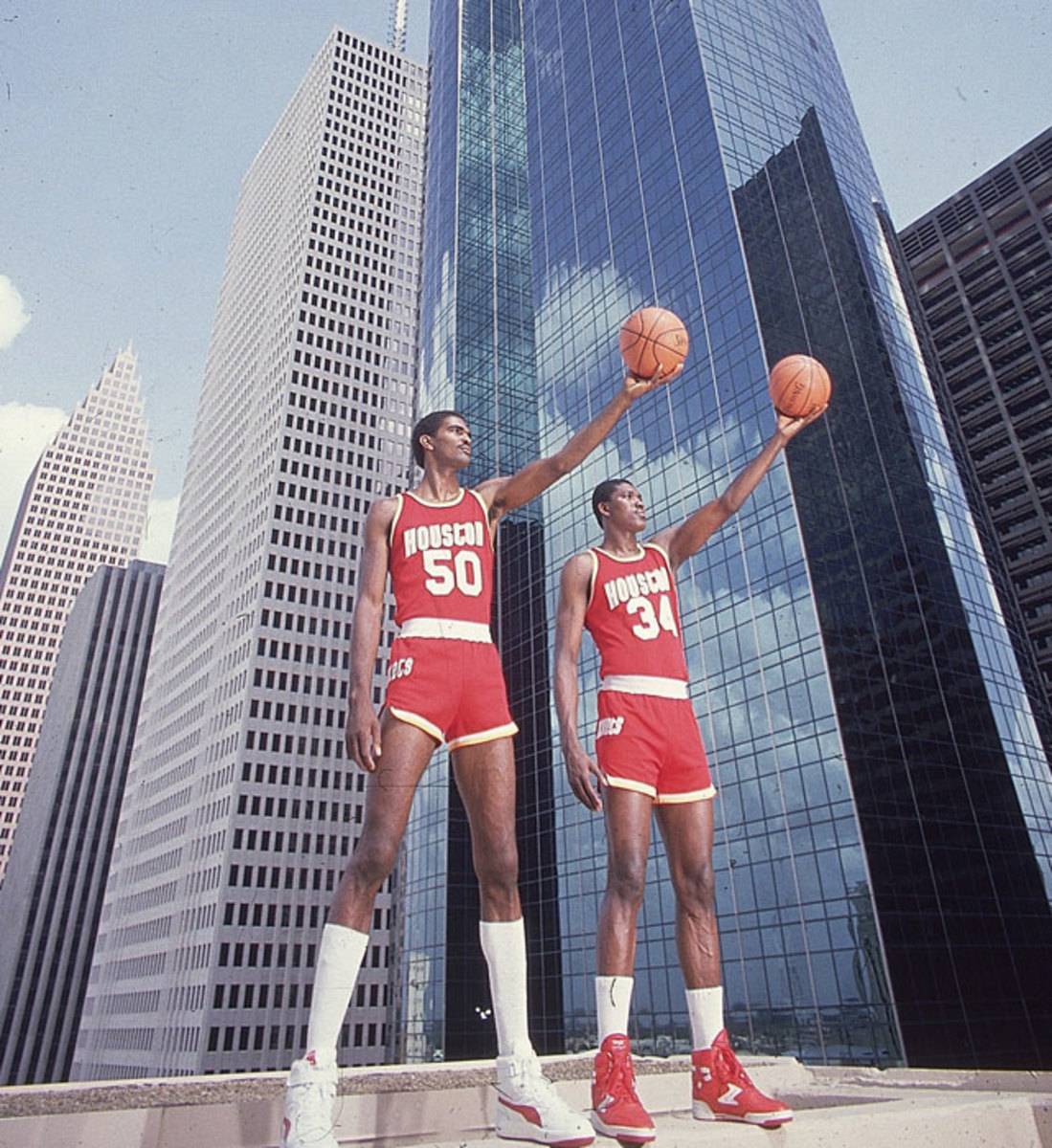 Ralph Sampson: «El único que pudo parar a Michael Jordan fue Dean Smith… su entrenador, que le prohibía anotar más de 20 puntos por partido» 5 Twin Towers (Foto: Sports Illustrated)