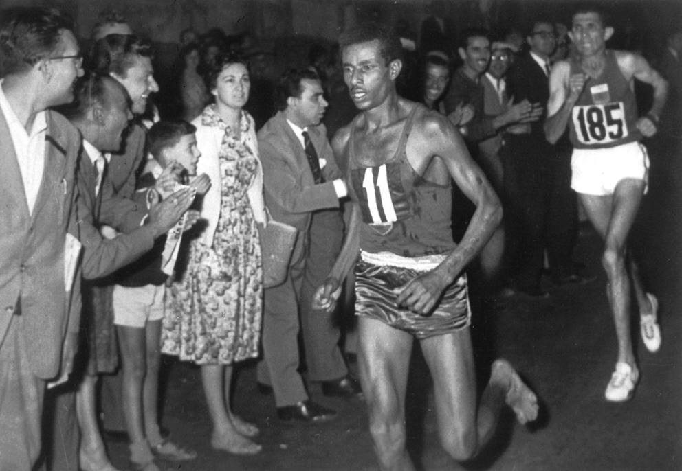 Los últimos pies desnudos del Olimpo 1 Abebe Bikila sprints away from Rhadi Ben Abdesselam 1