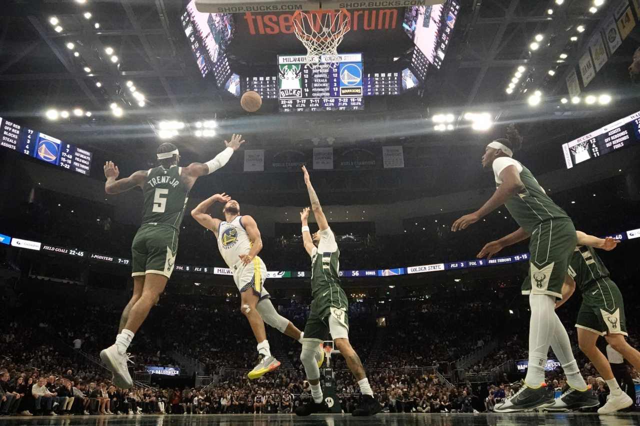 Stephen Curry: «Steve Kerr nos puso un vídeo del FC Barcelona, el del tiki-taka, y nos dijo que se sería nuestro modelo: cómo íbamos a crear los tiros» 2 Stephen Curry contra Milwaukee Bucks (Foto: Cordon Press)