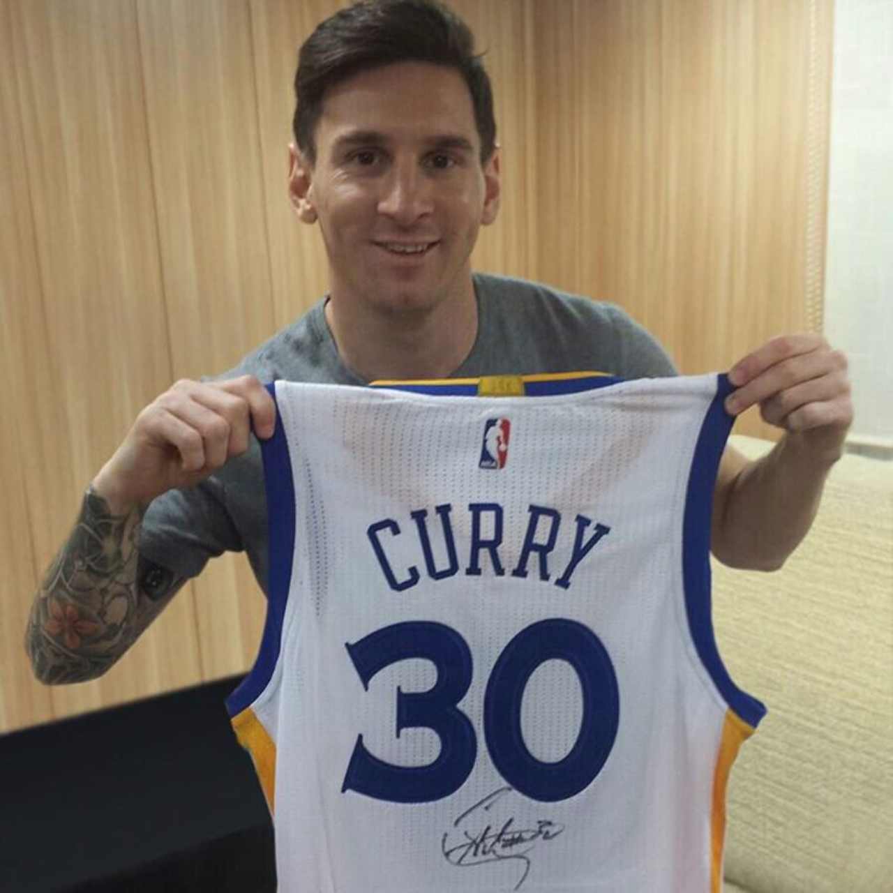 Stephen Curry: «Steve Kerr nos puso un vídeo del FC Barcelona, el del tiki-taka, y nos dijo que se sería nuestro modelo: cómo íbamos a crear los tiros» 4 Messi con la camiseta de Curry: conexión tiki-taka (Foto: Cordon Press)