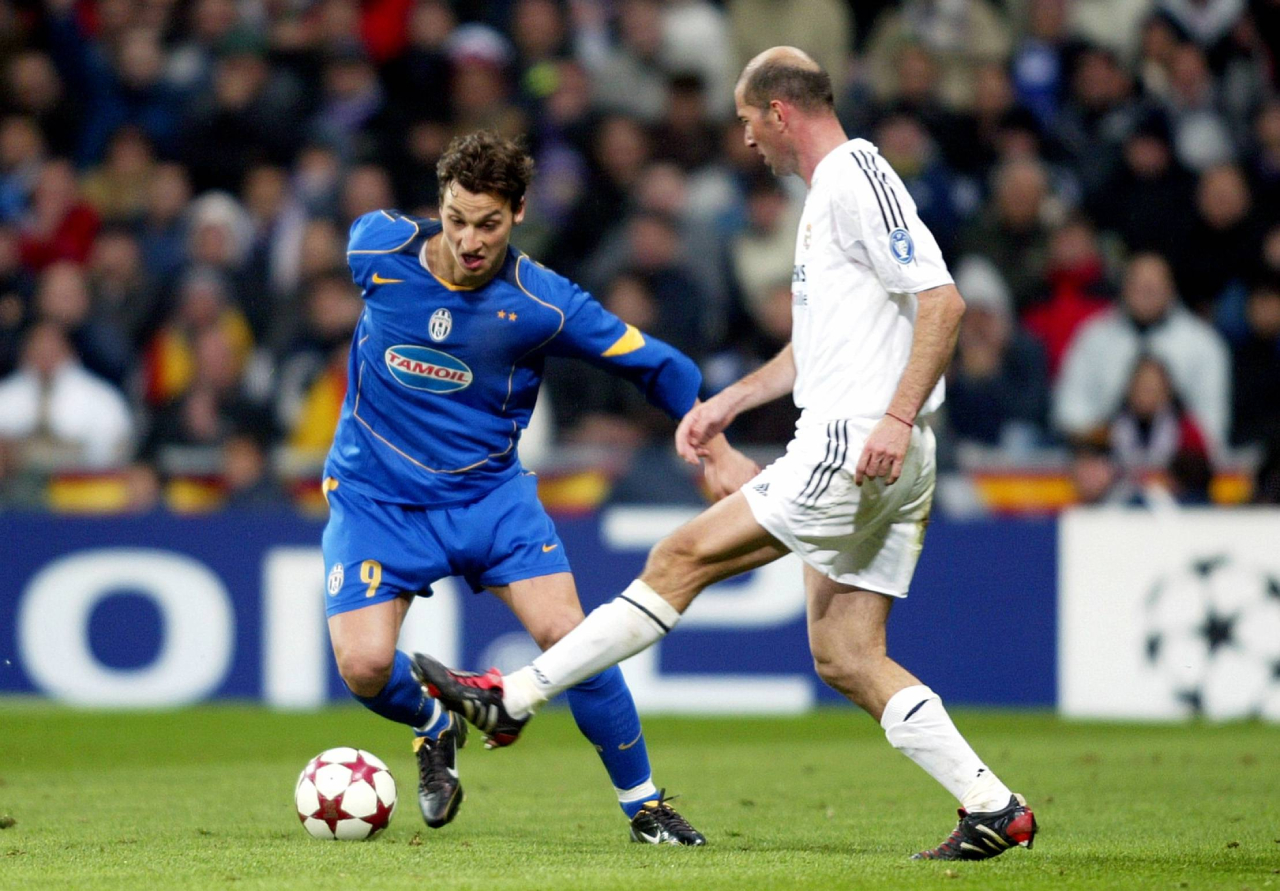 Ibrahimovic: «Modrić es un maestro, cuando entra en el campo, él es el fútbol; él no juega al fútbol: él es el fútbol» 2 Ibrahimovic intenta eludir a Zidane (Foto: Cordon Press)