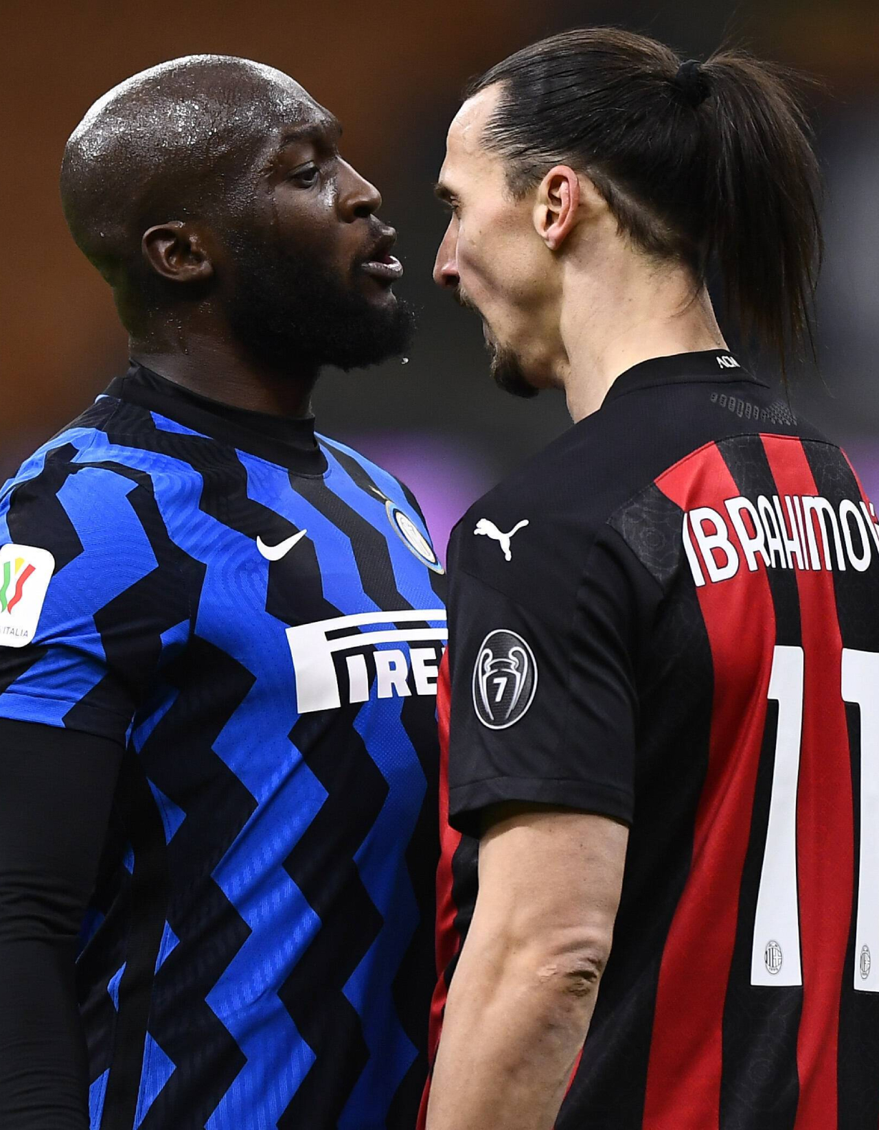 Ibrahimovic: «Modrić es un maestro, cuando entra en el campo, él es el fútbol; él no juega al fútbol: él es el fútbol» 3 Lukaku frente a Ibrahimovic (Foto: Cordon Press)