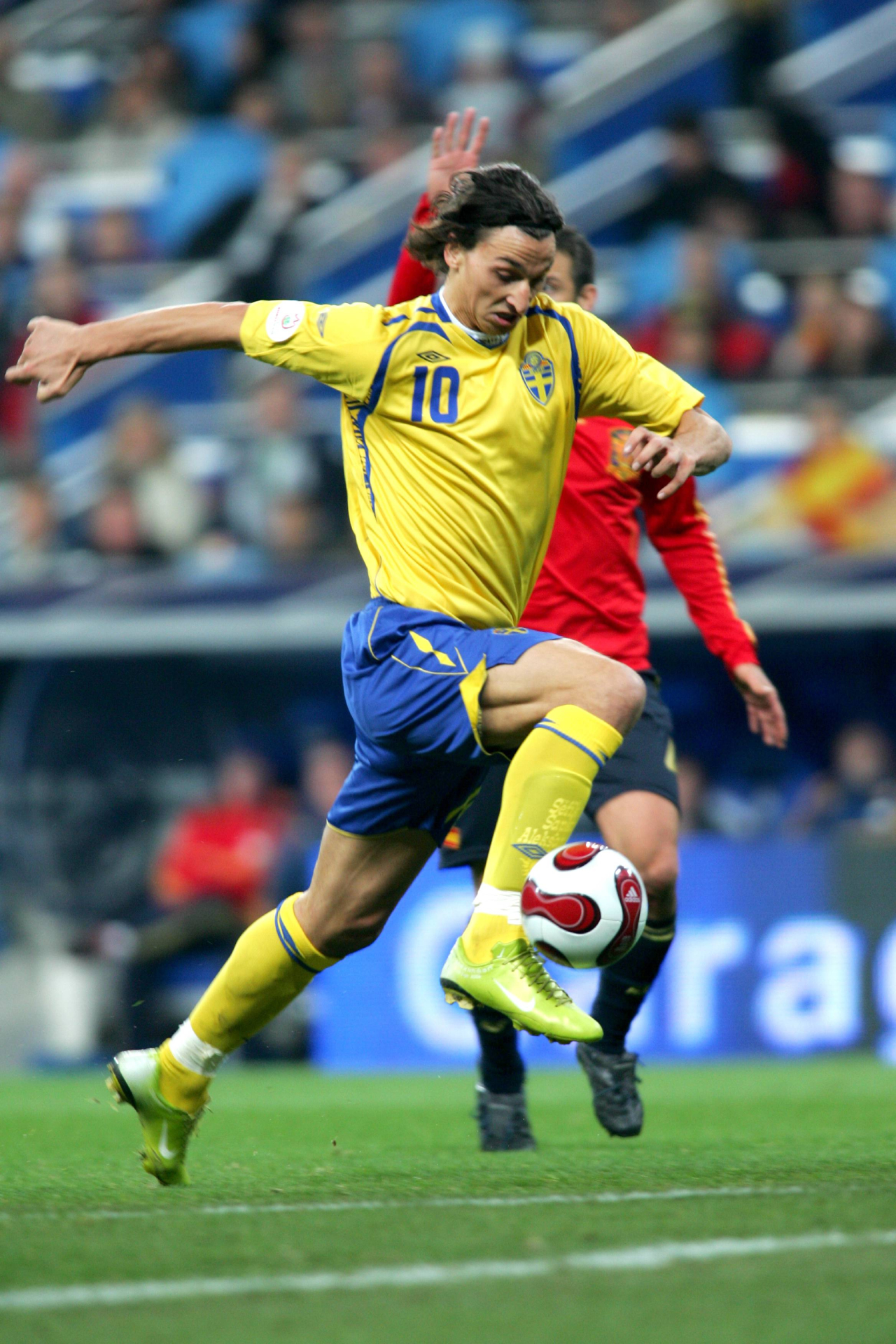 Ibrahimovic: «Modrić es un maestro, cuando entra en el campo, él es el fútbol; él no juega al fútbol: él es el fútbol» 4 Ibrahimovic deja atrás a Marchena (Foto: Cordon Press)