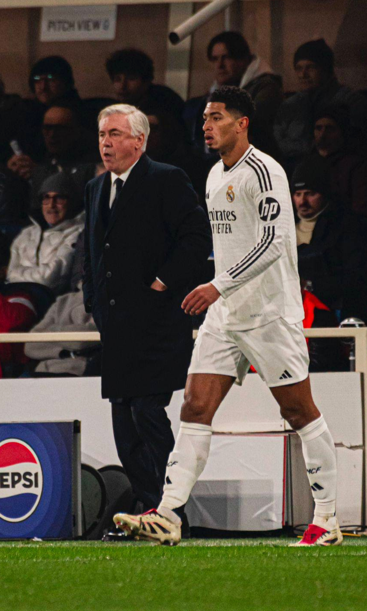Ancelotti: «En el Madrid, tuve suerte de tener un equipo sin ego: Modric, Casemiro, Kroos, Carvajal, Benzema… eran fantásticos y sin ego» 2 Carlo Ancelotti y Bellingham (Foto: Cordon Press)