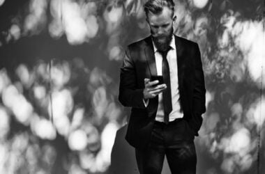 hombre de negocios usando la tecnologia de comunicacion del telefono movil