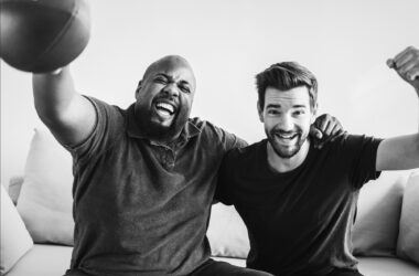 hombres animando deporte juntos
