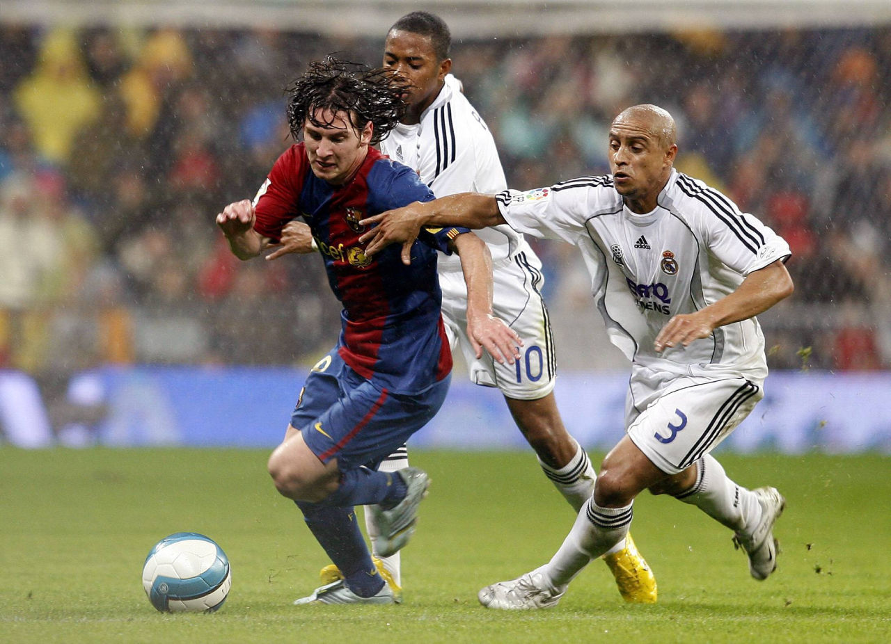 Roberto Carlos: «Beckham fue el mejor galáctico; Zidane era top, pero Beckham anteponía al equipo» 8 Messi y Roberto Carlos (Foto: Cordon Press)