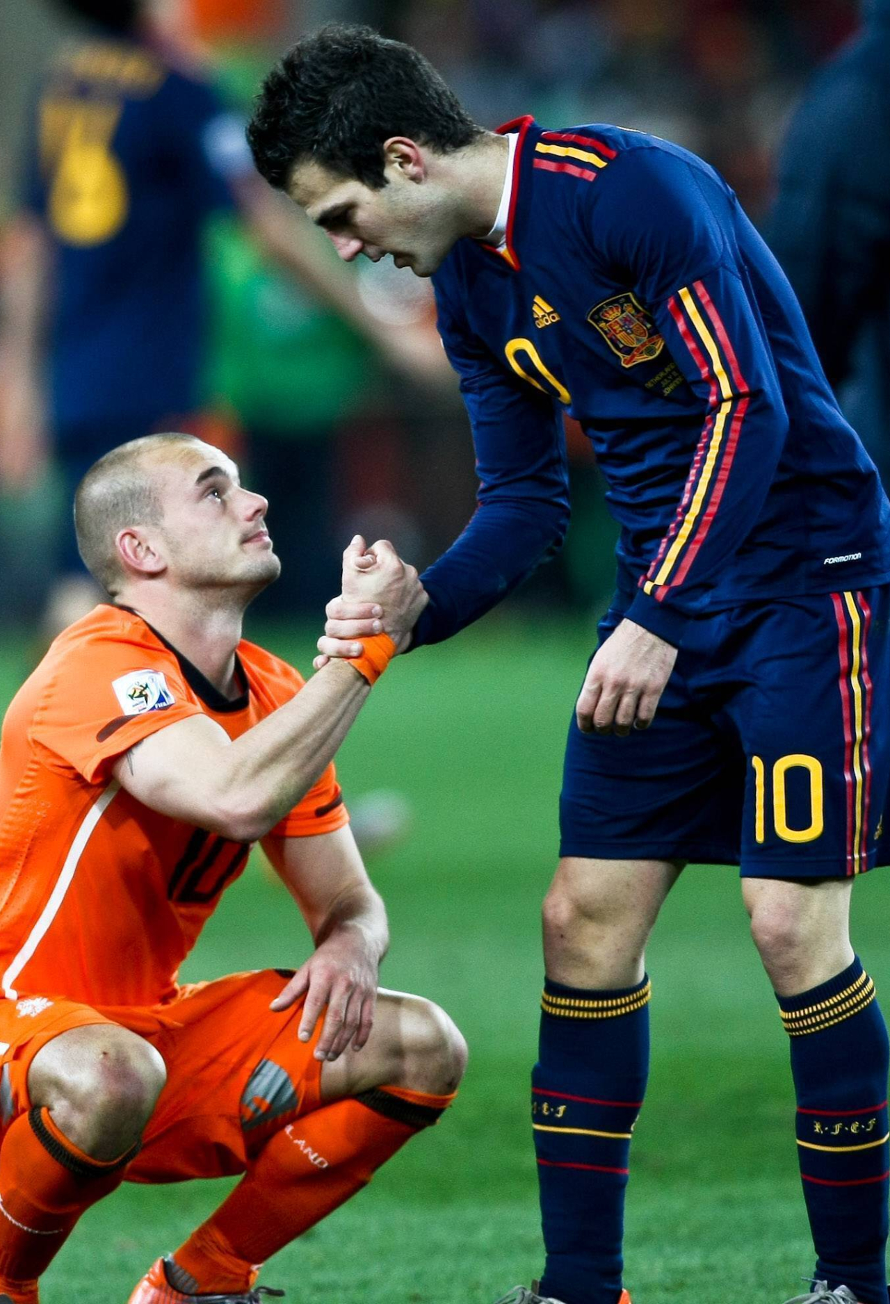 Cesc Fàbregas: «Cada vez que el Barcelona perdía, parecía que la culpa era mía» 4 Sneijder y Cesc Fàbregas (Foto: Cordon Press)
