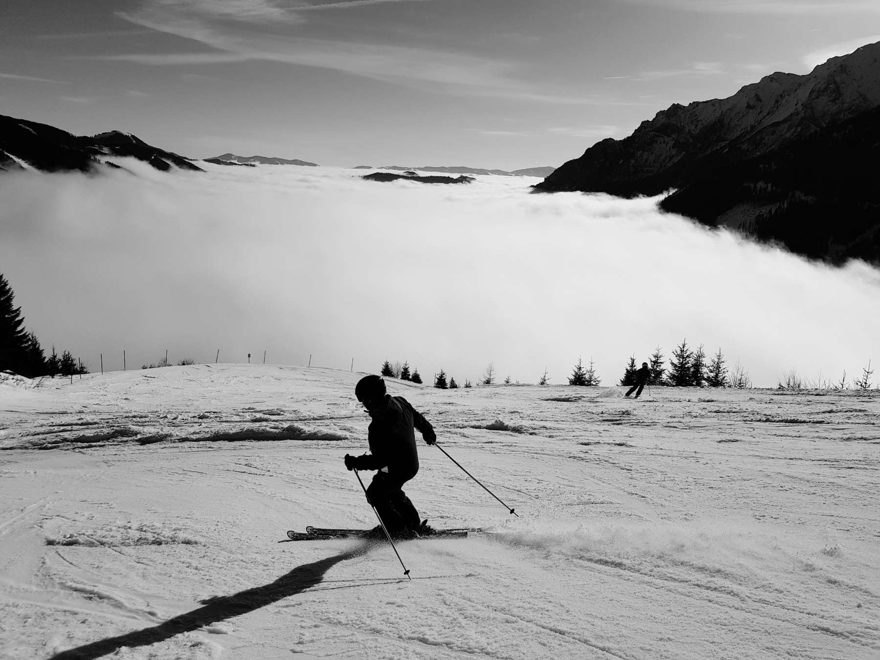 Las ventajas de dormir a pie de pista si eres amante del esquí 1 full length man skiing snowcapped mountains against sky