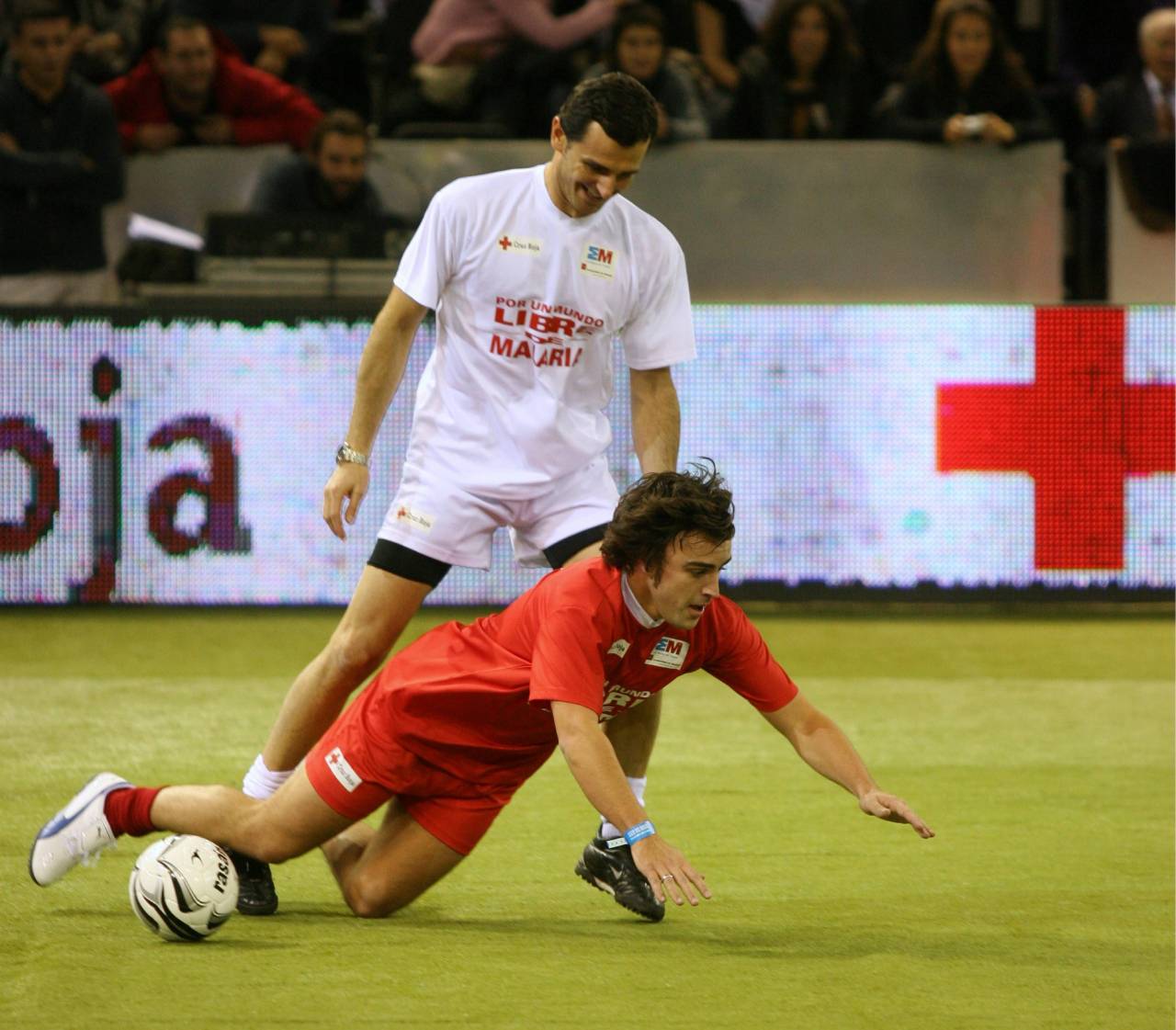 Pedro de la Rosa: «He pasado más tiempo con Fernando Alonso que con mi mujer; le miro a los ojos, me mira y sé lo que está pensando» 3 Pedro de la Rosa y Fernando Alonso jugando al fútbol en el equipo de Los amigos de Casillas contra Los amigos de Rafa Nadal(Foto: Cordon Press)