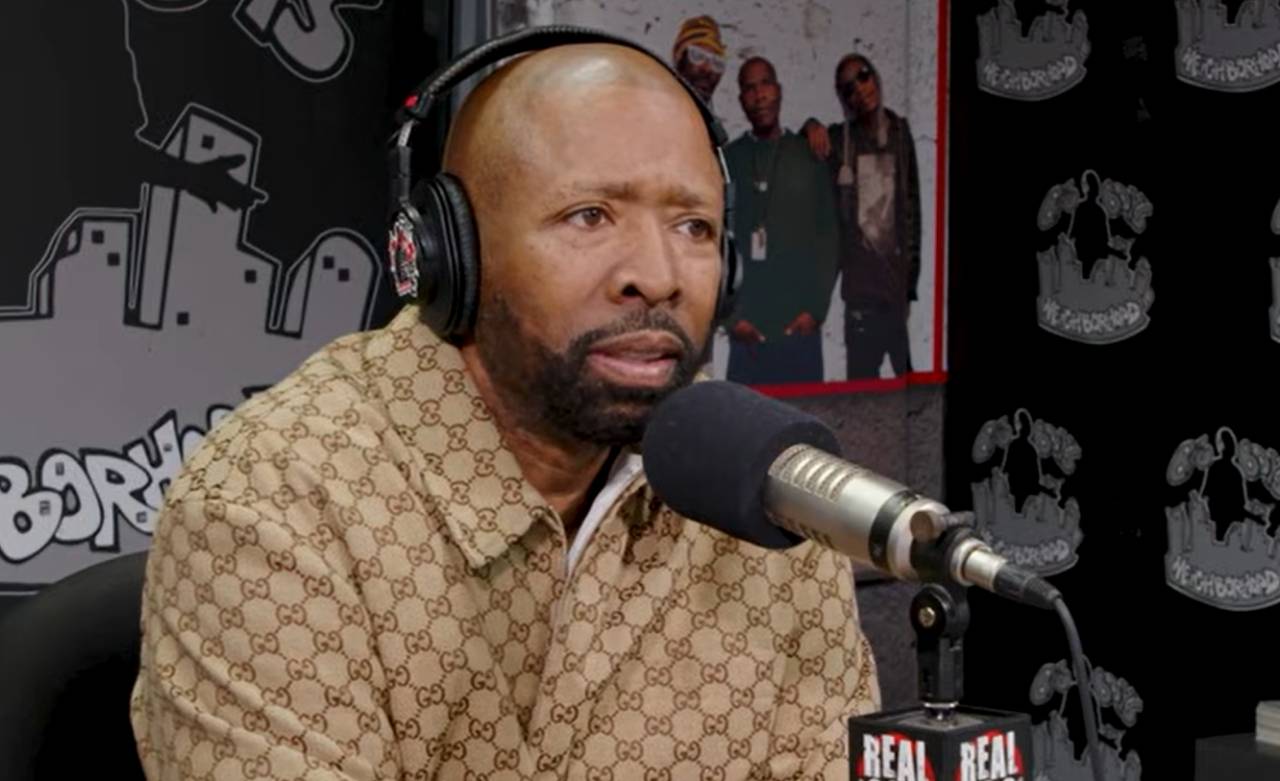 Kenny Smith: «Llevé por primera vez a un cajero a Shaquille O’Neal. ¿Hay alguien detrás?, preguntó, no podía creer que simplemente metieras la tarjeta y saliera el dinero» 1 Kenny Smith (Foto: Big Boy TV)