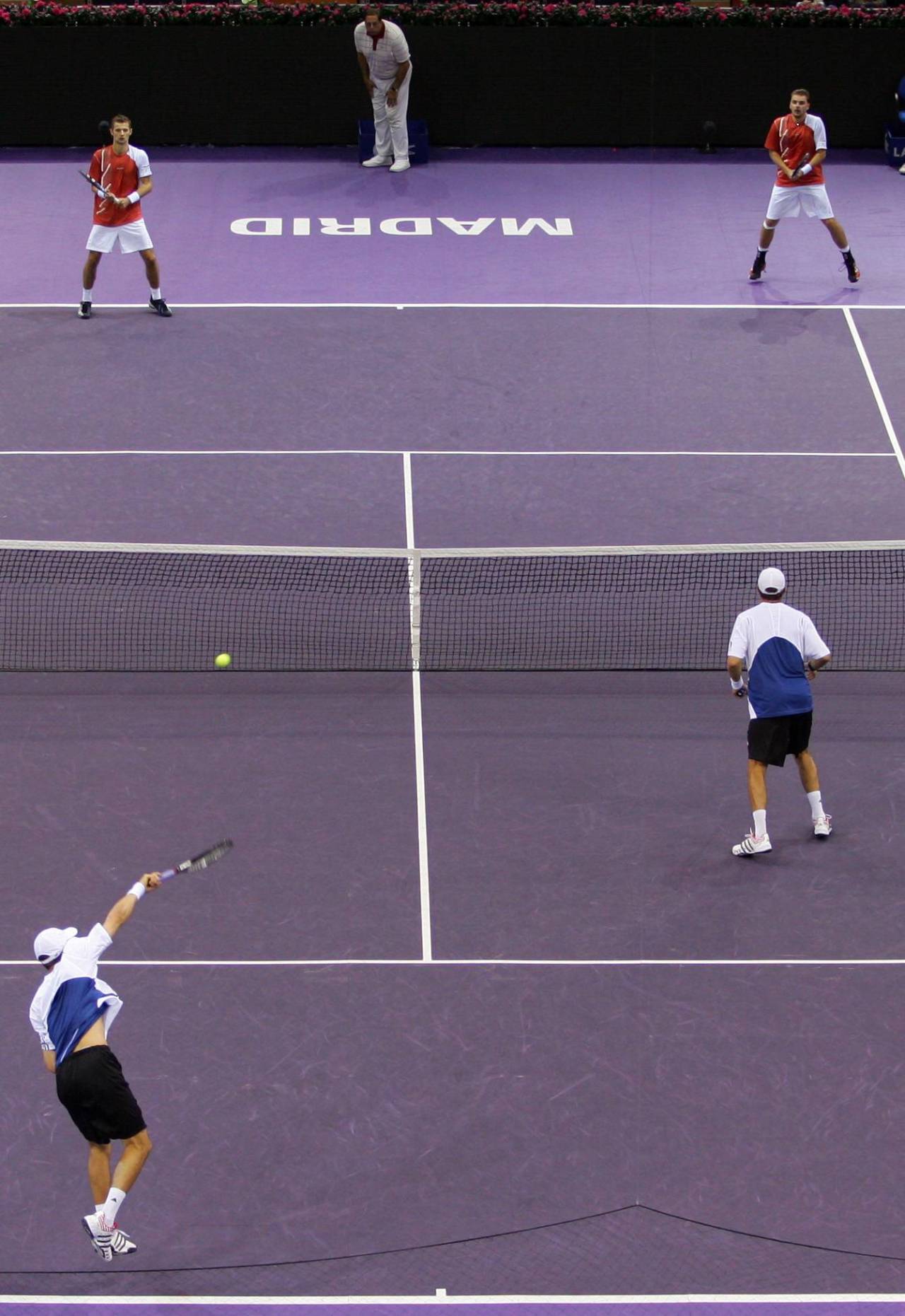 Mike Bryan: «Mi hermano se estaba duchando, vio una sombra y era Rafa Nadal, estaba esperando porque siempre se duchaba en la misma ducha por superstición» 2 Bob y Miker Bryan contra Mariusz Fyrstenberg y Marcin Matkowski (Foto: Cordon Press)