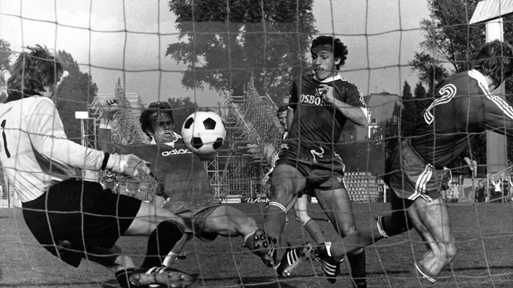 La palanca definitiva: el día en que el Bochum congeló su propio estadio para sacar perras 2 Bochum - Bayerm en 1976; El Bochum, patrocinado por Osborne (Foto: fcbayern.com)