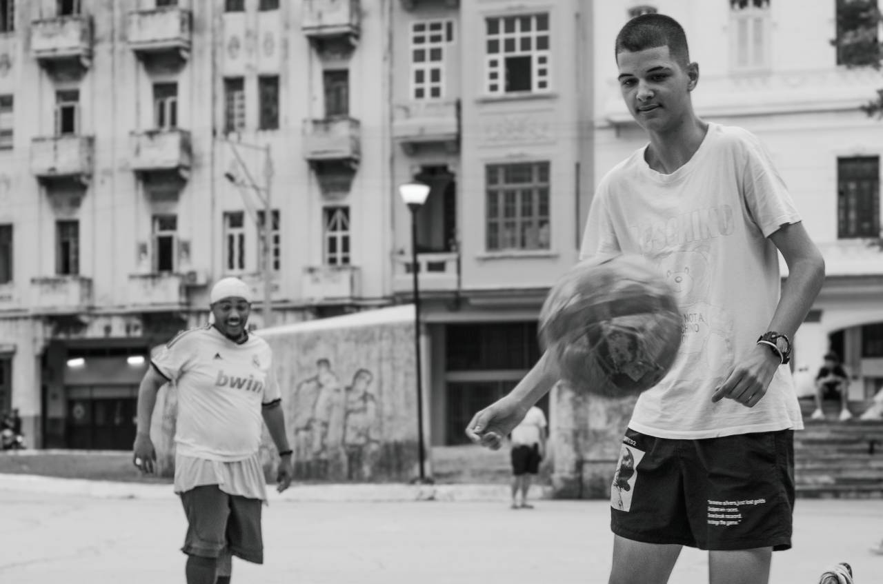 Así ganó el fútbol la batalla al béisbol en las calles de Cuba 1 Foto: Elízabeth Acosta