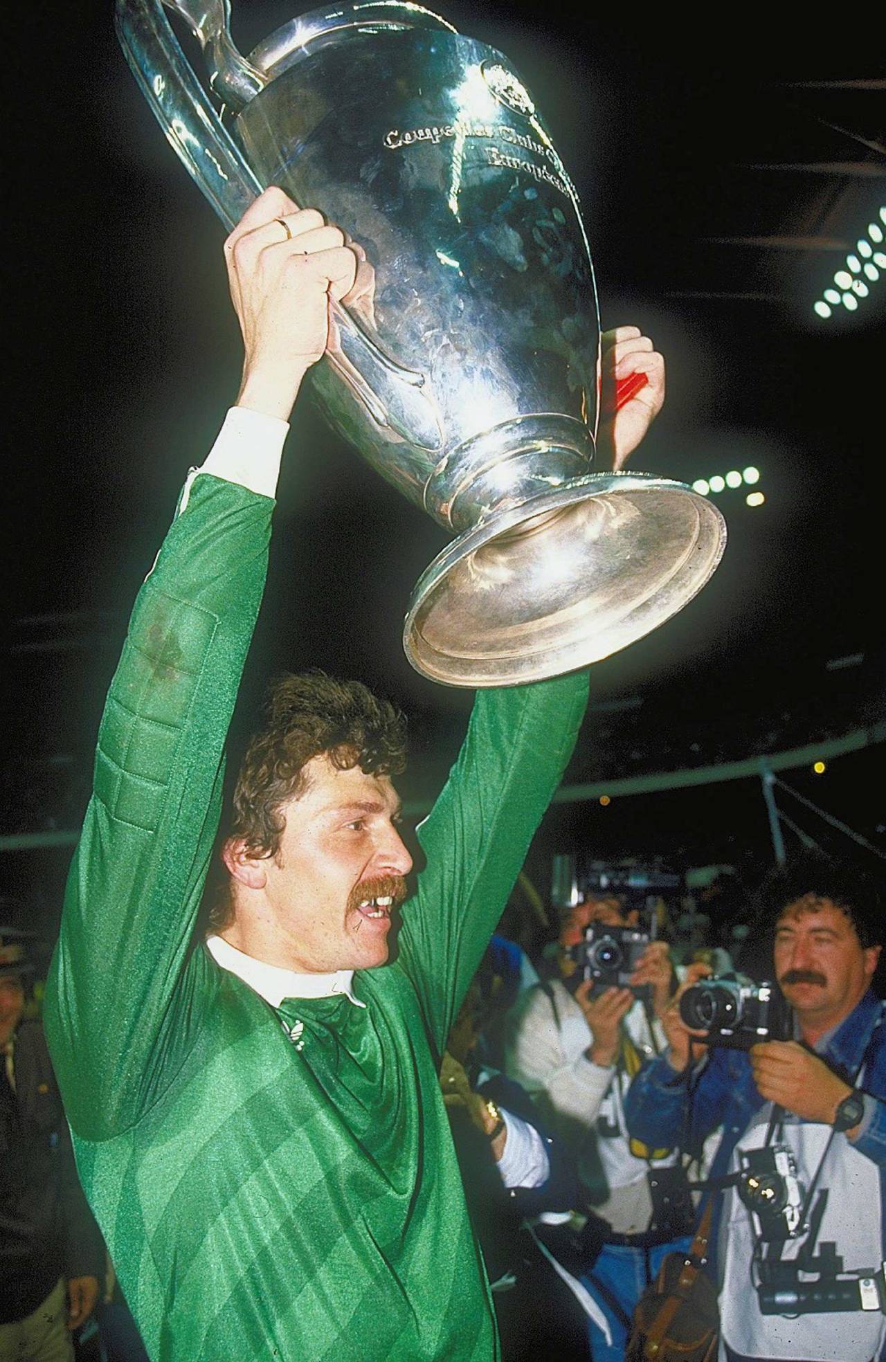 Ni Superliga ni Champions ¡nostalgia de la Copa de Europa! 11 Duckadam levanta la Copa de Europa de 1986 (Foto: Cordon Press)