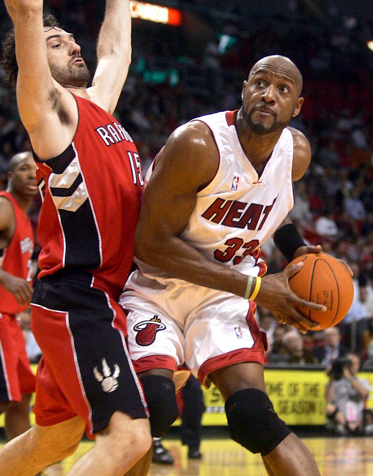 Pat Riley: «Hoy me echarían de la NBA por poner juntos a Shaquille O’Neal y a Alonzo Mourning» 5 Alonzo Mourning ante Garbajosa (Foto: Cordon Press)
