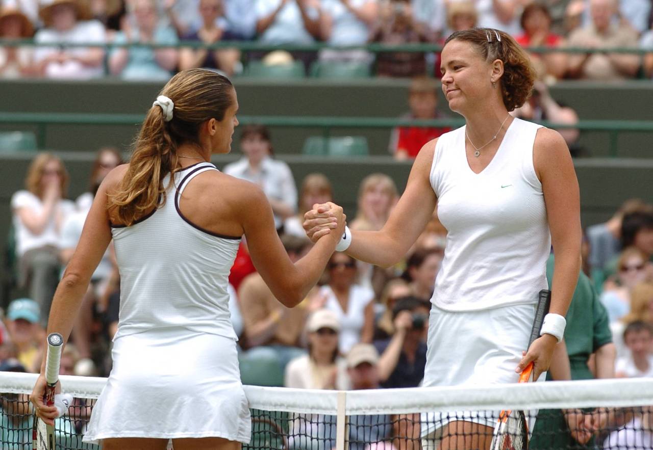 Lindsay Davenport: «Tuve suerte de que apareciera Anna Kournikova, que le gustaban las fotos, y yo pude pasar un poco desapercibida» 5 Lindsay Davenport y Amélie Mauresmo (Foto: Cordon Press)