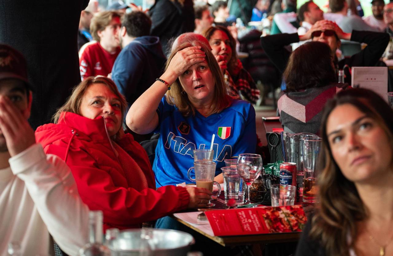 Una generación de italianos no sabe lo que es un Mundial: «Mi padre y mi abuelo me han contado historias, siento un poco de envidia» 1 Aficionados italianos (Foto: Cordon Press) Italia - Bosnia