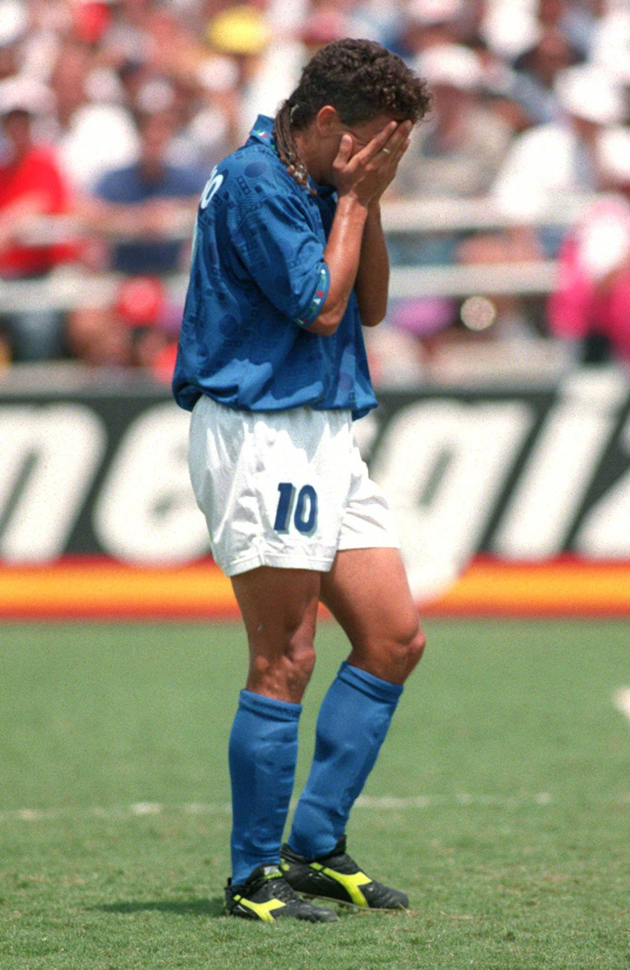 Una generación de italianos no sabe lo que es un Mundial: «Mi padre y mi abuelo me han contado historias, siento un poco de envidia» 4 Roberto Baggio, tras fallar su penalti en 1994, solo que lo hizo en la final (Foto: Cordon Press)