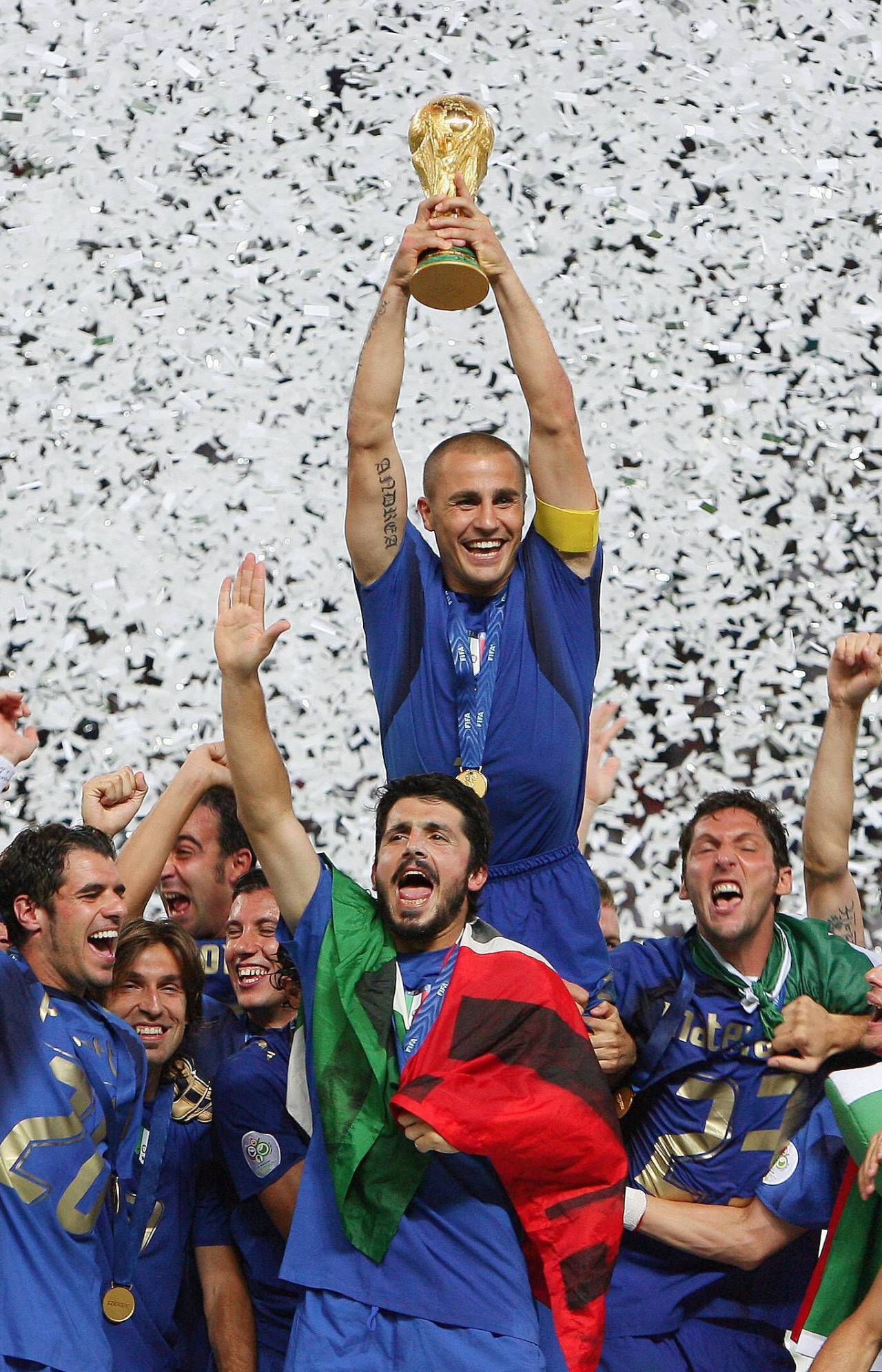 Una generación de italianos no sabe lo que es un Mundial: «Mi padre y mi abuelo me han contado historias, siento un poco de envidia» 6 Cannavaro, con la copa de 2006 (Foto: Cordon Press)