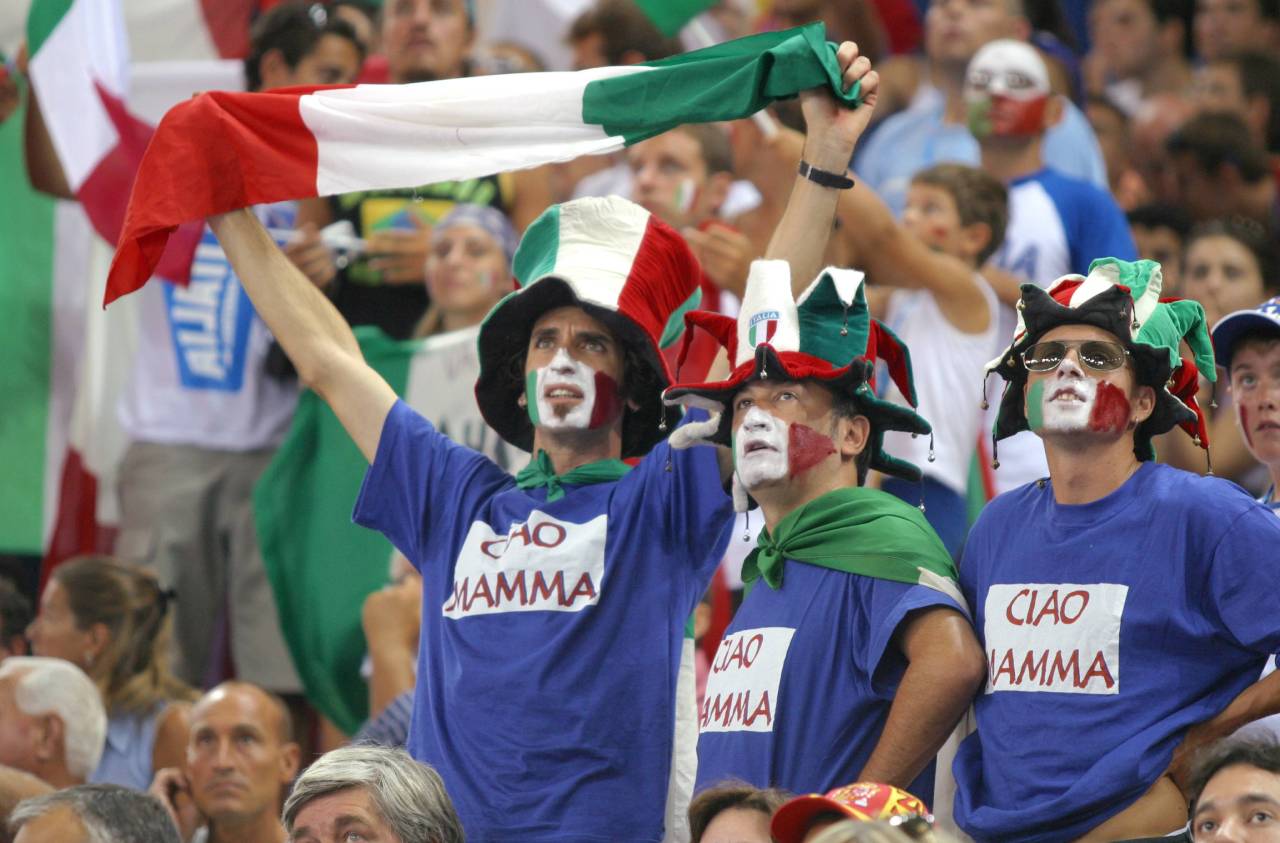 Una generación de italianos no sabe lo que es un Mundial: «Mi padre y mi abuelo me han contado historias, siento un poco de envidia» 7 Aficionados italianos (Foto: Cordon Press)