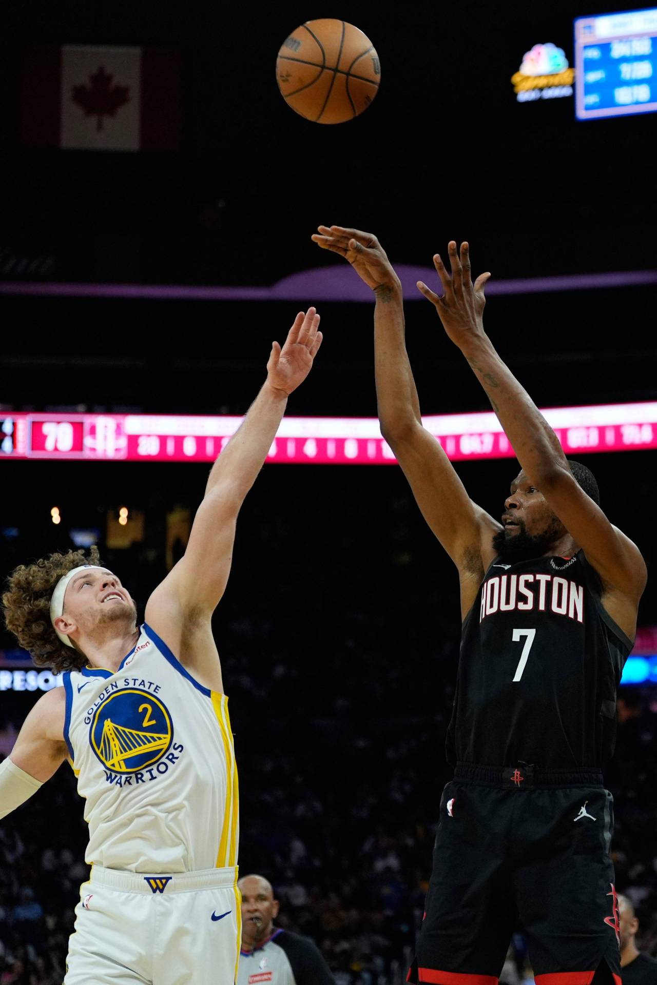 Kevin Durant supera a Michael Jordan como anotador y dice: «Da igual quién lo pase en estadísticas, MJ está por encima del juego» 2 Kevin Durant y Brandin Podziemski (Foto: Cordon Press)