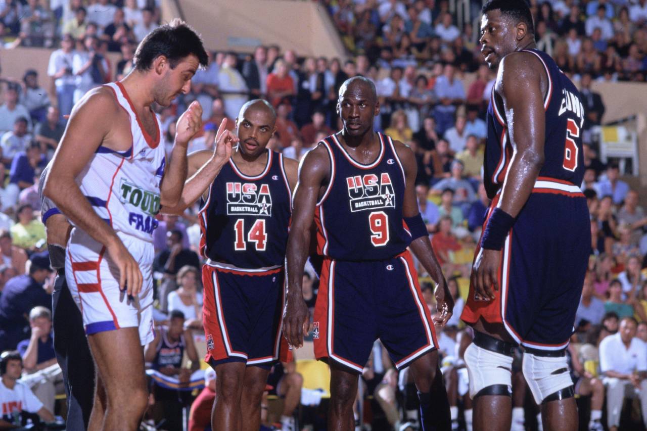 Patrick Ewing: «Cuando jugaba contra Michael Jordan no pensaba en quién era, intentaba destrozarlo» 8 Charles Barkley, Michael Jordan y Patrick Ewing en un partido contra Francia (Foto: Cordon Press)