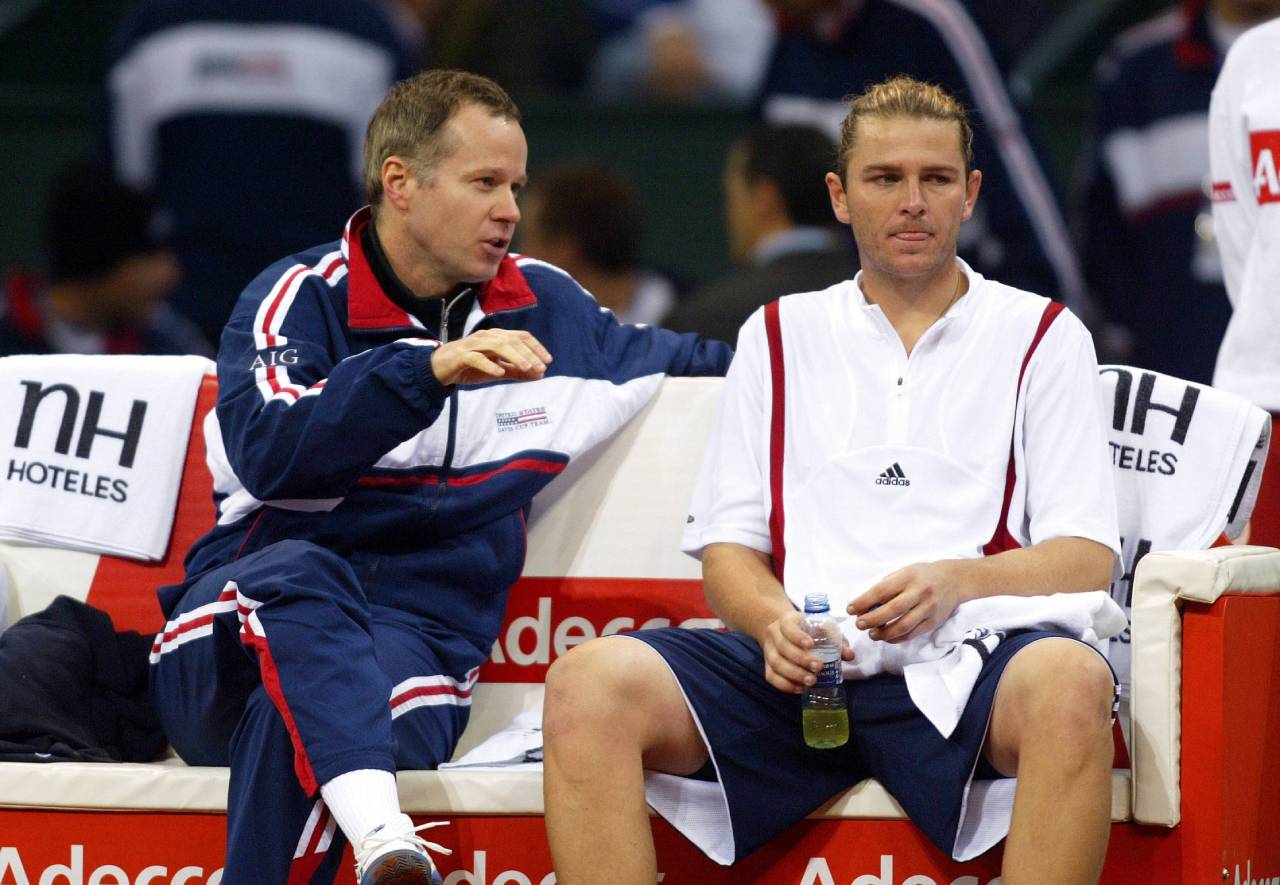 Patrick McEnroe: «Mi hermano hoy sería top y, con el hawk-eye, se enfadaría menos y habría sido incluso mejor» 5 Patrick McEnroe, entrenador de Estados Unidos, da instrucciones a Mardy Fish (Foto: Cordon Press)