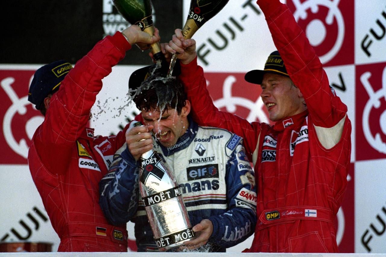 Damon Hill: «No me gustaba la conducción de Ayrton Senna, era demasiado agresivo, bastante brutal» 6 Michael Schumacher, Mika Hakkinen y Damon Hill (Foto: Cordon Press)