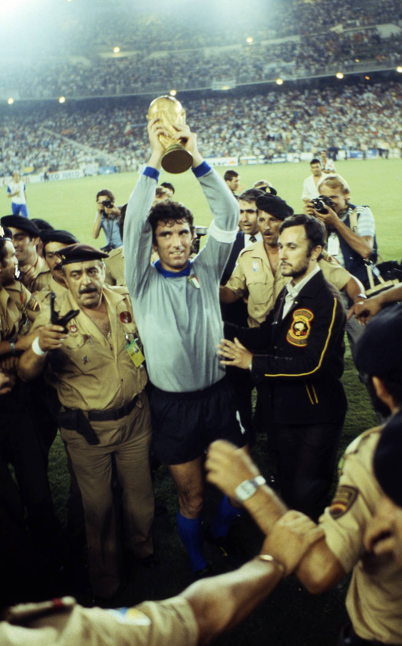 Una generación de italianos no sabe lo que es un Mundial: «Mi padre y mi abuelo me han contado historias, siento un poco de envidia» 5 Dino Zoff rodeado de policías nacionales, con la copa del mundo del 82 (Foto: Cordon Press)