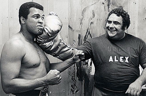 Vasili Alexéiev, de la mina a la halterofilia; ni envenenándolo cinco veces pudieron con él 6 Muhammad Ali y Vasili Alexéiev (Foto: Cordon Press)