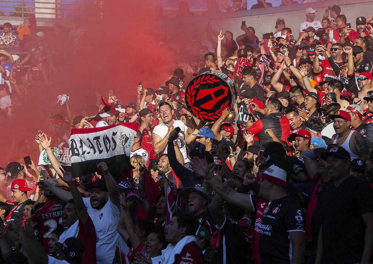 ¡Arriba el Atlas, cabrones! 2 Aficionados del Club Atlas animan durante el partido Campeón de Campeones de la Liga BBVA 2022 contra el Club Cruz Azul el domingo 26 de junio de 2022 (Foto: Cordon Press)