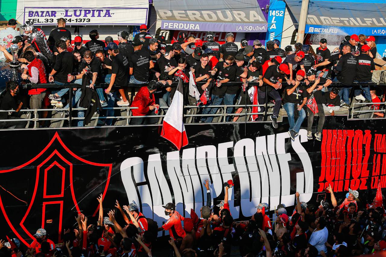¡Arriba el Atlas, cabrones! 3 Jalisco, los jugadores del Atlas de Guadalajara celebran el campeonato de la Liga MX, que no ganaban desde 1951 (Foto: Cordon Press)